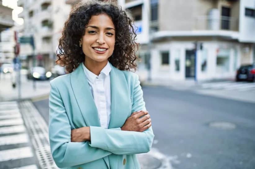 Co ubrać pod marynarkę, by uniknąć modowych wpadek?