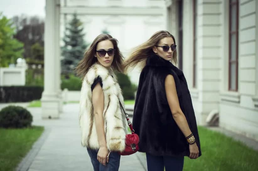 Biała kamizelka stylizacje: jak stworzyć modne i wyjątkowe looki