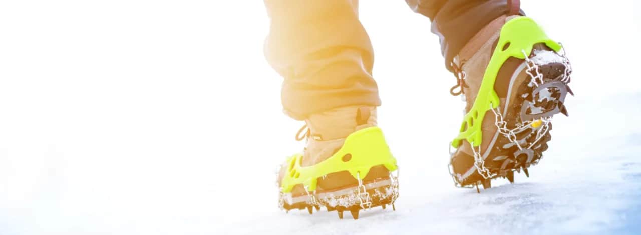 Jakie raczki na buty wybrać, aby uniknąć poślizgów zimą?