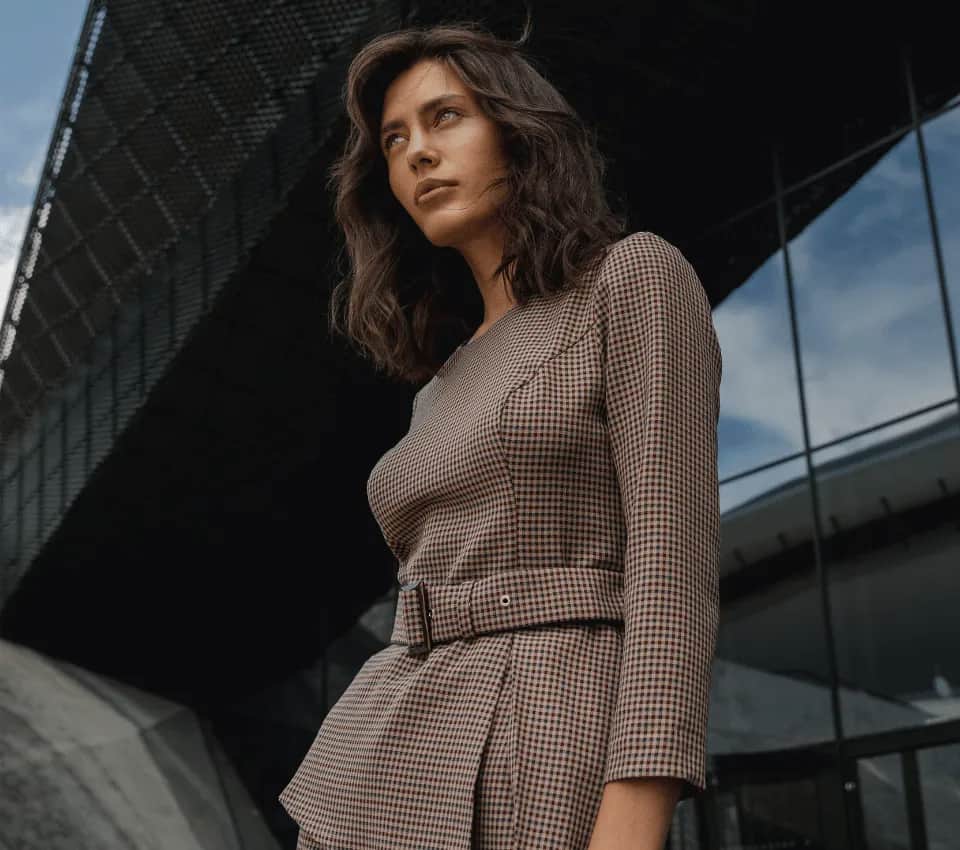 Czy kratka jest modna? Odkryj najnowsze trendy i stylizacje