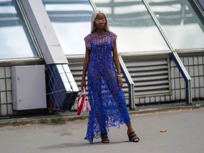 Jakie buty do modrakowej sukienki? Odkryj idealne połączenia stylowe